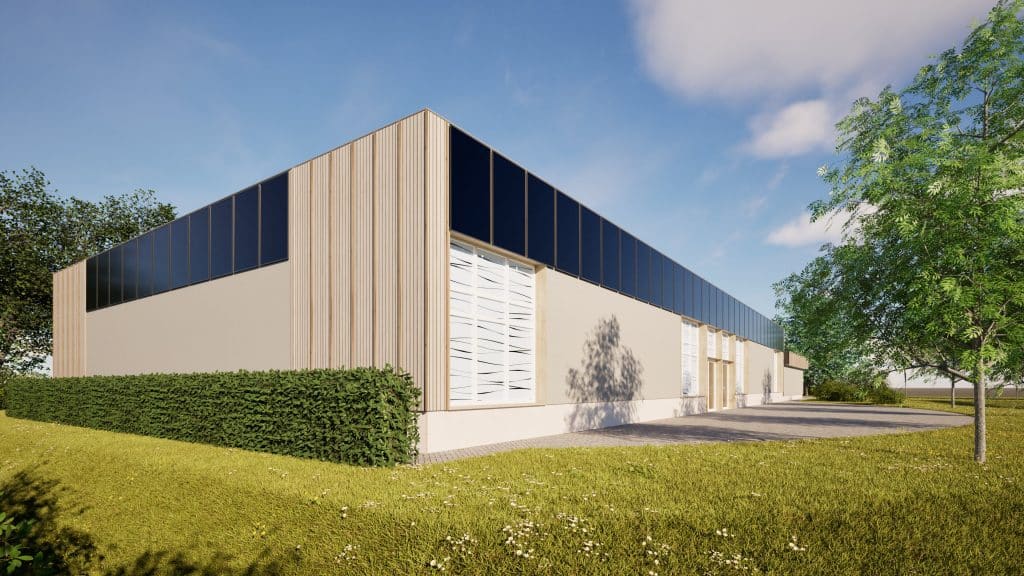 Ontwerp van de zijkant en achterkant van Zwembad De Hout. Zandkleurig gebouw met zonnepanelen aan de randen van het dak. Gras, struiken en een boom op de voorgrond. 